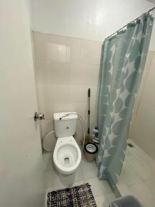 碧瑶Casa Valle Verde - Unit 46A的浴室设有蓝色淋浴帘和卫生间