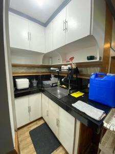 碧瑶Casa Valle Verde - Unit 46A的厨房配有白色橱柜和水槽