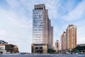 杭州杭州西湖武林广场建国北路亚朵酒店的一座高大的建筑,上面有时钟