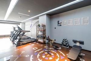 杭州杭州黄龙万科学院路亚朵酒店的地面设有带跑步机和健身器材的健身房