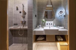 成都成都春熙路天府广场地铁站亚朵酒店的一间带水槽和淋浴的浴室