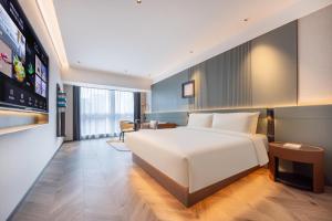 深圳深圳罗湖水贝亚朵S酒店的卧室配有一张白色大床