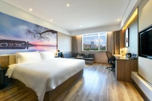 北京北京花乡天坛医院亚朵酒店的酒店客房设有一张床和一个大窗户