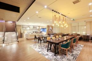 西安西安西咸新区万象城亚朵酒店的一间带桌椅的用餐室和一间厨房