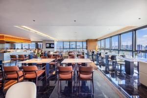 深圳深圳罗湖水贝亚朵S酒店的餐厅设有桌椅和大窗户。