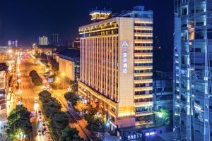 成都成都春熙路天府广场地铁站亚朵酒店的享有夜间城市街道的景色
