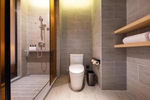 上海上海漕河泾亚朵酒店的一间带卫生间和淋浴的浴室