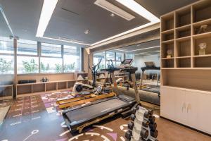 杭州杭州西湖武林广场建国北路亚朵酒店的一个带跑步机和跑步机的健身房