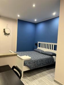 巴里朱塞佩和葛丽泰住宿加早餐旅馆的一间卧室设有蓝色的墙壁和一张床
