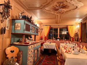 塞尔瓦迪加尔代纳山谷Hotel Garni Concordia - Dolomites Home的一间设有两张桌子和一张桌子的用餐室