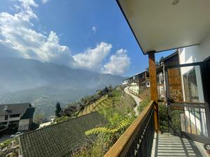 萨帕Sapa Catcat Hills Resort & Spa的山景阳台。