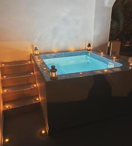 弗通The Muses of Santorini Private Jacuzzi Suites的大楼内带灯的大型游泳池