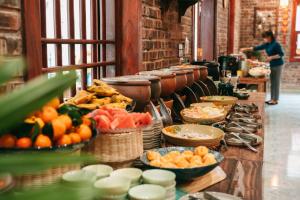 宁平Trang An Heritage Garden的自助餐,包括水果和蔬菜在碗里
