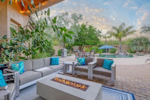 凤凰城Phoenix Vacation Rentals的一个带沙发和火坑的庭院