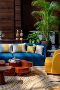 安君纳The Westin Goa, Anjuna的客厅配有蓝色的沙发和桌子