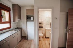 ZaratánPoloestudios的小厨房配有白色冰箱和水槽