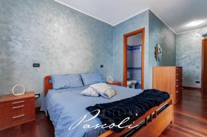 切塞纳蒂科Villino Pascoli (in centro storico)的一间卧室配有一张带蓝色墙壁的大床