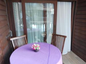 珍南海滩Villa Dalam Laut 580的紫色桌子上放着花瓶