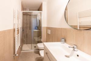 利沃诺AFFITTACAMERE I BIMBI的一间带水槽、卫生间和镜子的浴室