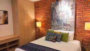 珍南海滩S`ekar Pinang Langkawi的一间设有砖墙床的房间