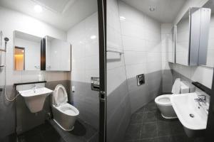 仁川市Firenze guest house - 10mins to Incheon international Airport的浴室配有盥洗盆、卫生间和坐浴盆。