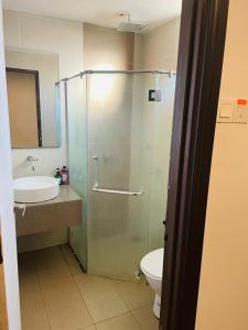 哥打巴鲁哥打巴鲁市点留宿公寓的带淋浴、卫生间和盥洗盆的浴室