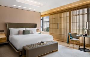 香港香港丽晶酒店的卧室配有1张床、1张桌子和1把椅子