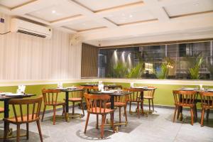 莫尔吉姆Ariena by Spree Hotels Goa的一间在房间内配有桌椅的餐厅