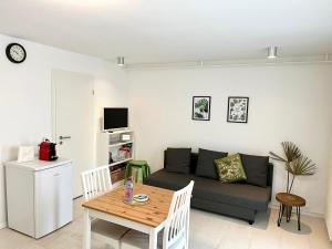 欧普菲康Green Sun - a cozy apartment close to the airport的客厅配有沙发和桌子