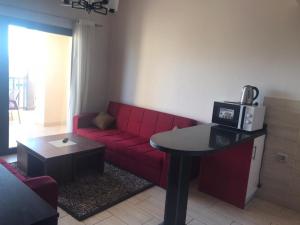 赫尔格达Aldau Heights的客厅配有红色的沙发和桌子