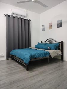 大港AZK HOMESTAY的一间卧室配有一张带黑色窗帘的床