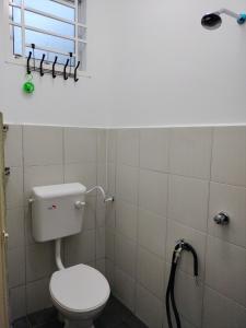 大港AZK HOMESTAY的一间带卫生间和窗户的浴室