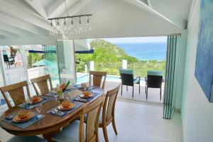 Cap EstateLovely 3 BR Ocean View Villa的一间设有桌子的海景用餐室