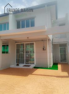 Kampong Alor GajahGrande Maison Homestay A'Famosa Golf view Near WATERPARK l UITM l HONDA l Netflix l self check in的一座建筑,有宏伟的寄生大厦的入口