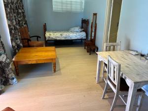 布隆方丹INTERPRO的客厅配有木桌和椅子