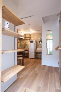 东京Pangoo Ebisu 恵比寿【渋谷3分，六本木3分】惠比寿駅徒步8分的厨房和客厅铺有木地板。