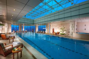 松江上海松江开元名都大酒店的在酒店房间的一个大型游泳池