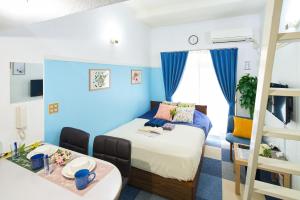 东京SC Heights 103的一间卧室配有一张床和一张双层床。