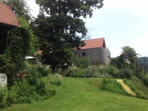 布莱堡Südalpen Lofts的一个带谷仓和大院子的花园