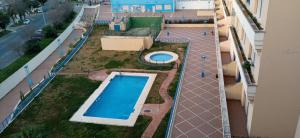 塞维利亚LUX-Palacio Fibes的享有大楼游泳池的顶部景致