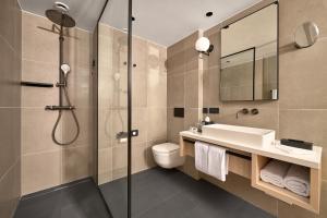 斯普利特Hotel Ambasador的带淋浴、盥洗盆和卫生间的浴室