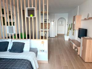 塔瓦伊瓦Modern open-plan studio with terrace and sea view的一间带床和厨房的客厅