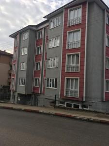 KarabükSafranbolu student hostel woman only的街道边的建筑物