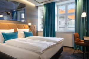 汉诺威Motel One Hannover-Oper的酒店客房设有床和窗户。