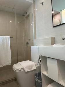新加坡华星酒店的浴室配有卫生间、盥洗盆和淋浴。