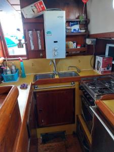 卡列罗港Marina Oasis, Your Boatel的厨房配有水槽和炉灶