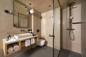 斯普利特Hotel Ambasador的一间带水槽和淋浴的浴室