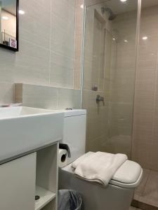 新加坡华星酒店的带淋浴、卫生间和盥洗盆的浴室