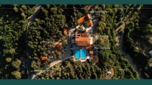 泰拉维Zuzumbo Resort & Spa的树林中房屋的空中景观