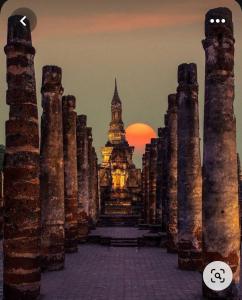 素可泰Toon guesthouse的太阳神殿的日落,柱子和塔楼